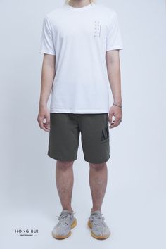 áo thun trắng cùng quần short