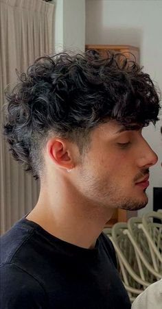 3. Kiểu Tóc nam Curly Tapered: