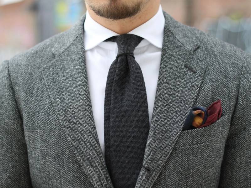 Cách Mặc Bộ Vest Nam Màu Xám Than