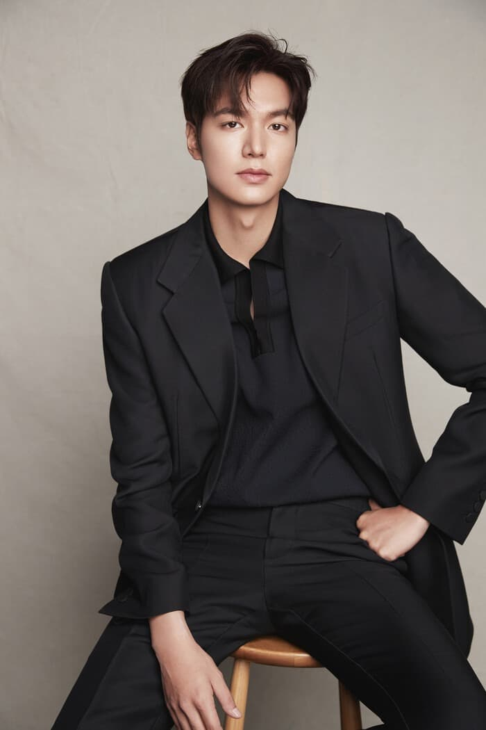 lee min ho mặc blazer với áo thun