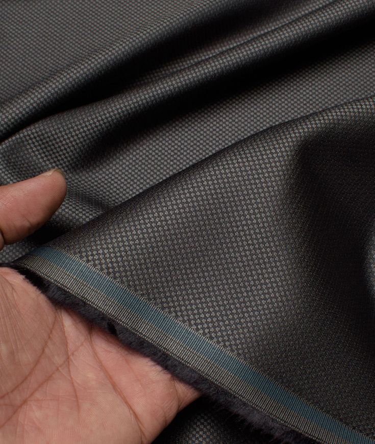 Vì Sao Polyester Quan Trọng Trong Quá Trình Sản Xuất Vải May Đo Vest